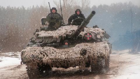 Ukrainische Soldaten fahren auf einem Panzer während einer Militärübung in der Nähe von Kharkiv. Großbritannien fordert den Rückzug russischer Truppen nahe der ukrainischen Grenze. Der Aufmarsch sorgt im Westen seit Wochen für Ängste vor einem möglichen Angriff Moskaus auf die Ukraine, was der Kreml dementiert.
