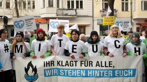 Demonstranten stehen vor dem Berliner Verwaltungsgericht. Dort wird eine Klage gegen die Klimapolitik der Bundesregierung verhandelt. Die Kläger sehen ihre Existenzgrundlage durch den Klimawandel bedroht und ihre Grundrechte verletzt.