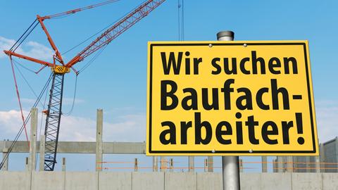 Baustelle mit Schild: Wir suchen Baufacharbeiter!