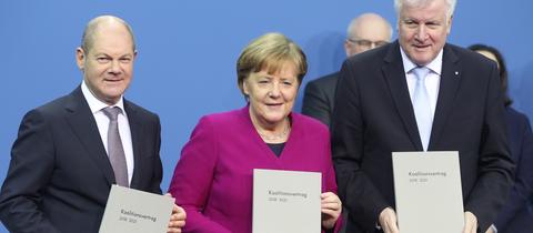 Olaf Scholz (SPD), Angal Merkel (CDU) und Horst Seehofer (CSU) nach der Unterzeichnung des  Koalitionsvertrages in Berlin
