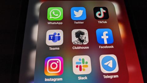 App-Icons verschiedener Social-Media-Dienste auf einem Smartphone