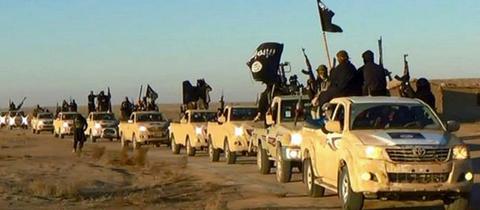 Das undatierte Foto, das von einer militanten Website über die Nachrichtenagentur AP zur Verfügung gestellt wurde, zeigt einen Fahrzeugkonvoi mit Mitgliedern der Terrormiliz Islamischer Staat (IS), auf dem Weg von Al-Rakka (Syrien) in den Irak.