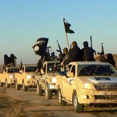 Das undatierte Foto, das von einer militanten Website über die Nachrichtenagentur AP zur Verfügung gestellt wurde, zeigt einen Fahrzeugkonvoi mit Mitgliedern der Terrormiliz Islamischer Staat (IS), auf dem Weg von Al-Rakka (Syrien) in den Irak.