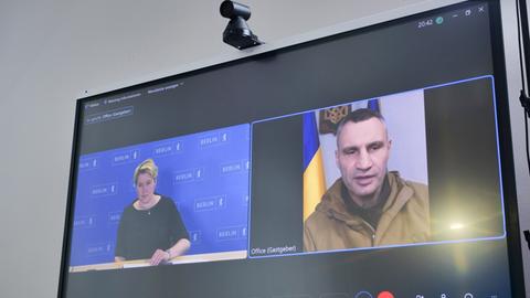 Bildschirm mit zwei Video-Bildern von Giffey und Klitschko.