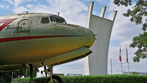 Altes Transportflugzeug mit der Aufschrift "Rosinenbomber" vor dem Denkmal.