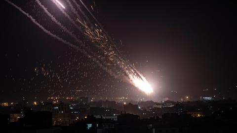 Raketen werden aus dem Gaza-Streifen in Richtung Israel abgefeuert. Militante Hamas-Kämpfer feuerten Dutzende von Raketen auf Israel ab, darunter ein Sperrfeuer, das Luftschutzsirenen bis nach Jerusalem auslöste, nachdem Hunderte von Palästinensern bei Zusammenstößen mit der israelischen Polizei an einem religiösen Brennpunkt in der umkämpften heiligen Stadt verletzt worden waren. 