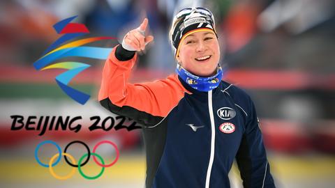Eisschnellläuferin Claudia Pechstein vor dem Olympia Logo Beijng 2022