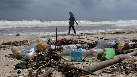 Angeschwemmter Plastikmüll an einer Meeresküste