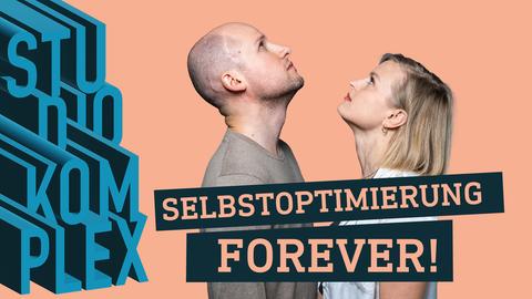 Titel "Selbstoptimierung forever" ist zu lesen. Im Hintergrund stehen sich die beiden Hosts David und Anne gegenüber und blicken nach oben.