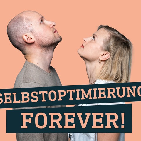 Titel "Selbstoptimierung forever" ist zu lesen. Im Hintergrund stehen sich die beiden Hosts David und Anne gegenüber und blicken nach oben.