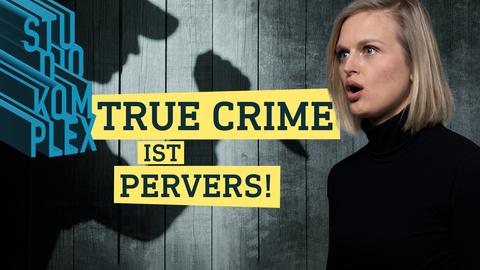 Schriftzüge "Studio Komplex" und "True Crime ist pervers" sind zu sehen und im Hintergrund sieht man den Schatten eines Mannes der mit einem Messer auf die Hostin zuzustechen scheint