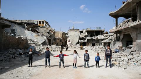 Kinder spielen im zerstörten Atarib in Syrien.