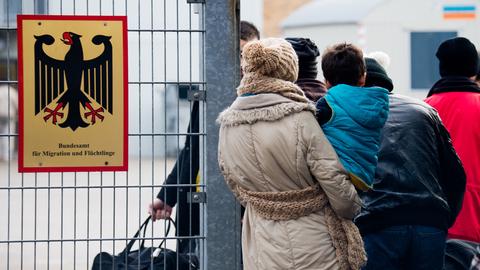 Menschen vor dem Bundesamt für Migration