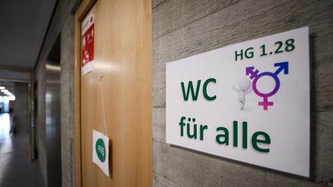 "WC für alle" steht auf einem Schild an einer Unisex-Toilette in einer Schule.