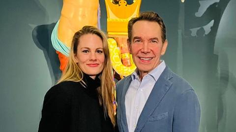 Der US-Künstler Jeff Koons und hr2-Moderatorin Anna Engel im Liebieghaus Frankfurt