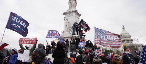Pro-Trump-Anhänger verletzen den Sicherheitsbereich des US-Kapitols, um gegen die Stimmenzahl des Wahlkollegiums zu protestieren