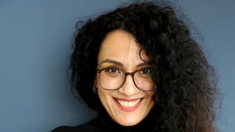 Die Dichterin Safiye Can lächelt