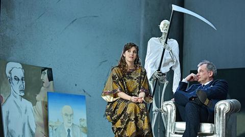 Mira Benser und Uwe Eric Laufenberg in einer Szene von "Doktors Dilemma"