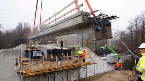 Bau einer Straßenbrücke bei Werne in Nordrhein-Westfalen. Durch den Einsatz vorgefertigter Brückenteile kann die Bauzeit von einem Jahr auf vier Monate reduziert werden.