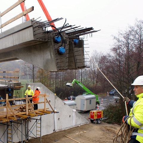 Bau einer Straßenbrücke bei Werne in Nordrhein-Westfalen. Durch den Einsatz vorgefertigter Brückenteile kann die Bauzeit von einem Jahr auf vier Monate reduziert werden.