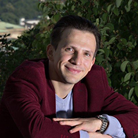 Cornelius Meister, im Hintergrund das Staatstheater Stuttgart