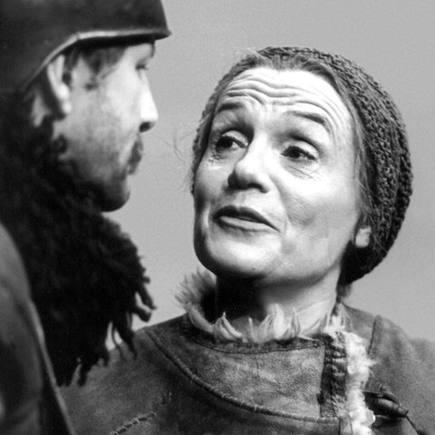 Gisela May steht als Mutter Courage mit Peter Aust am Berliner Ensemble in Ost-Berlin 1978 auf der Bühne.