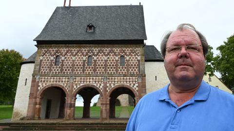 Hermann Schefers, Leiter der Welterbestätte Kloster Lorsch, steht vor der so genannten Tor- oder Königshalle mit seiner weltberühmten bunten Sandsteinfassade, das einzige aus der Karolingerzeit erhaltene Bauwerk des Klosters Lorsch. 