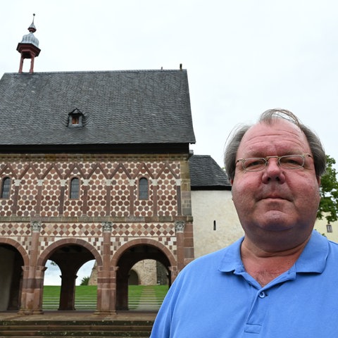 Hermann Schefers, Leiter der Welterbestätte Kloster Lorsch, steht vor der so genannten Tor- oder Königshalle mit seiner weltberühmten bunten Sandsteinfassade, das einzige aus der Karolingerzeit erhaltene Bauwerk des Klosters Lorsch. 