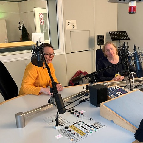 Klaudia Adler und Jana Glaubitz im Gespräch mit Gastgeberin Regina Oehler