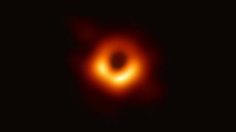Dieses Bild ist der erste direkte visuelle Nachweis eines Schwarzen Lochs.