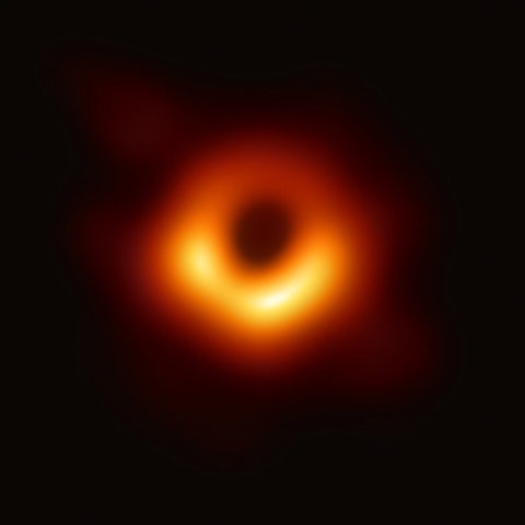 Dieses Bild ist der erste direkte visuelle Nachweis eines Schwarzen Lochs.