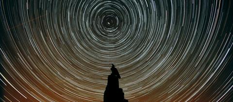 Eine stundenlange Belichtung des Fliegerdenkmals auf der Wasserkuppe zeigt, wie die Sterne um den Himmelsnordpol kreisen.