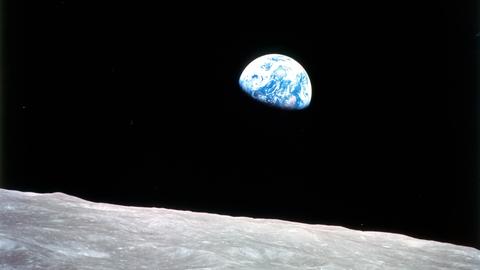 Die Erde geht über dem Mond auf, fotografiert von Apollo-8-Astronaut William Anders.