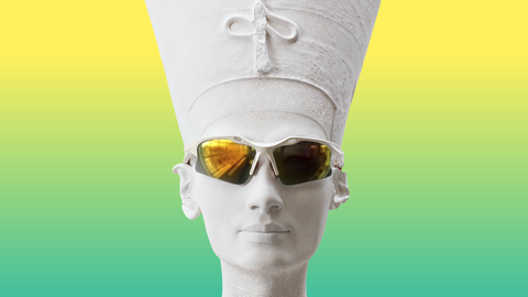 Ein Gipsabdruck der Nofretete-Büste mit einer Ski-Sonnenbrille