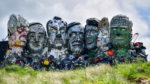 Kunstwerk "Mount Trashmore" von Alex Wreckage und Joe Rush von der "Mutoid Waste Company" am Strand bei Gwithian in Cornwall