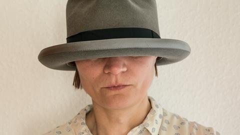 Elina Brotherus: "Der Hut ist zu groß", eine Hommage an Joseph Beuys