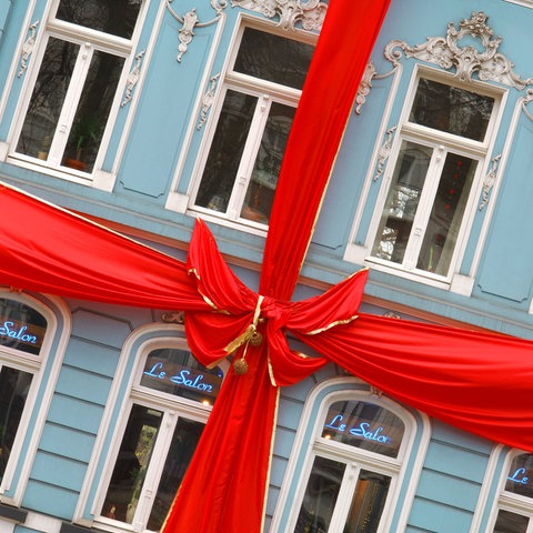 Ein Haus ist als Geschenk dekoriert.