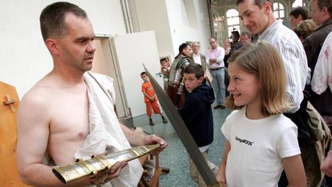 Thomas Zimmermann (Interessengemeinschaft für experimentelle Archäologie und Geschichtsdarstellung) zeigt das Schwert eines römischen Legionärs