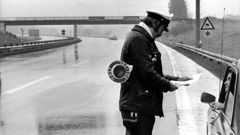 Ein Polizist kontrolliert am ersten autofreien Sonntag 25. November 1973 die Einhaltung des Fahrverbots.