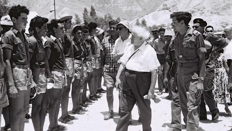 Ben Gurion inspiziert 1957 Truppen in Beer Ora