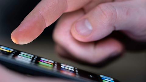 Ein Mann bedient ein Smartphone.