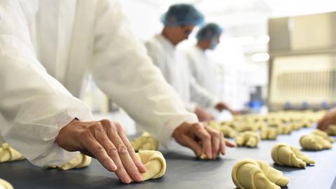 Arbeiter formen Croissants in der Fabrik