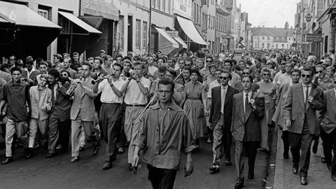 Original-Bildunterschrift von 1959: "Das Problem der sogenannten Halbstarken hat die Öffentlichkeit schon mehrmals unerfreulich beschäftigt. In Existenzialistenkellern und beim Rock n roll fühlen sich diese jungen Menschen scheinbar am wohlsten."