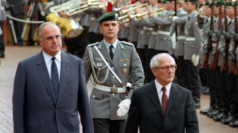Der Staatsratsvorsitzende der DDR und SED-Generalsekretär Erich Honecker wird von Bundeskanzler Helmut Kohl 1987 empfangen.