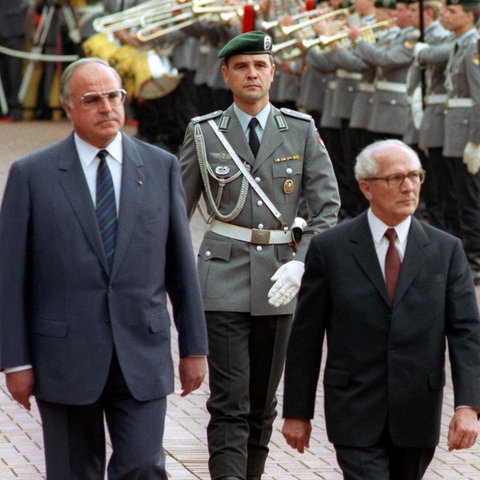 Der Staatsratsvorsitzende der DDR und SED-Generalsekretär Erich Honecker wird von Bundeskanzler Helmut Kohl 1987 empfangen.