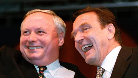 SPD-Kanzlerkandidat Gerhard Schroeder und Parteivorsitzender Oskar Lafontaine feiern den Wahlsieg bei der Bundestagswahl 1998.