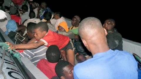 Ein Boot mit Flüchtlingen von den Nachbarinseln kommt im Oktober 2010 auf der Komoreninsel Mayotte an.
