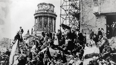 Das Alexandrow-Ensemble gibt 1945 ein erstes Konzert auf dem zerstörten Gendarmenmarkt in Berlin, und die Bevölkerung kommt zahlreich.
