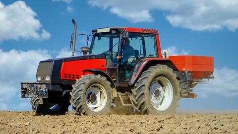 Ein Landwirt bringt Kunstdünger aus.