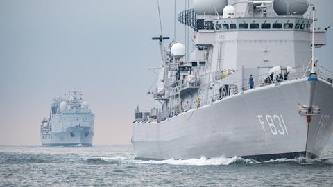 Eine niederländische Fregatte und ein französischer Nachschubtanker in der Kieler Bucht